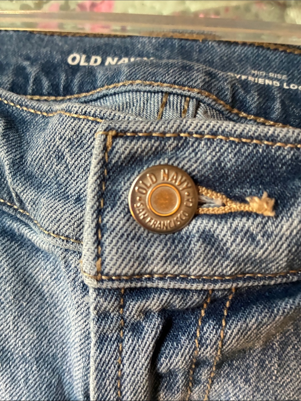 Old Navy Mid Rise Boyfriend Loose Fit Jeans - Size 4 - Picture 3 of 5